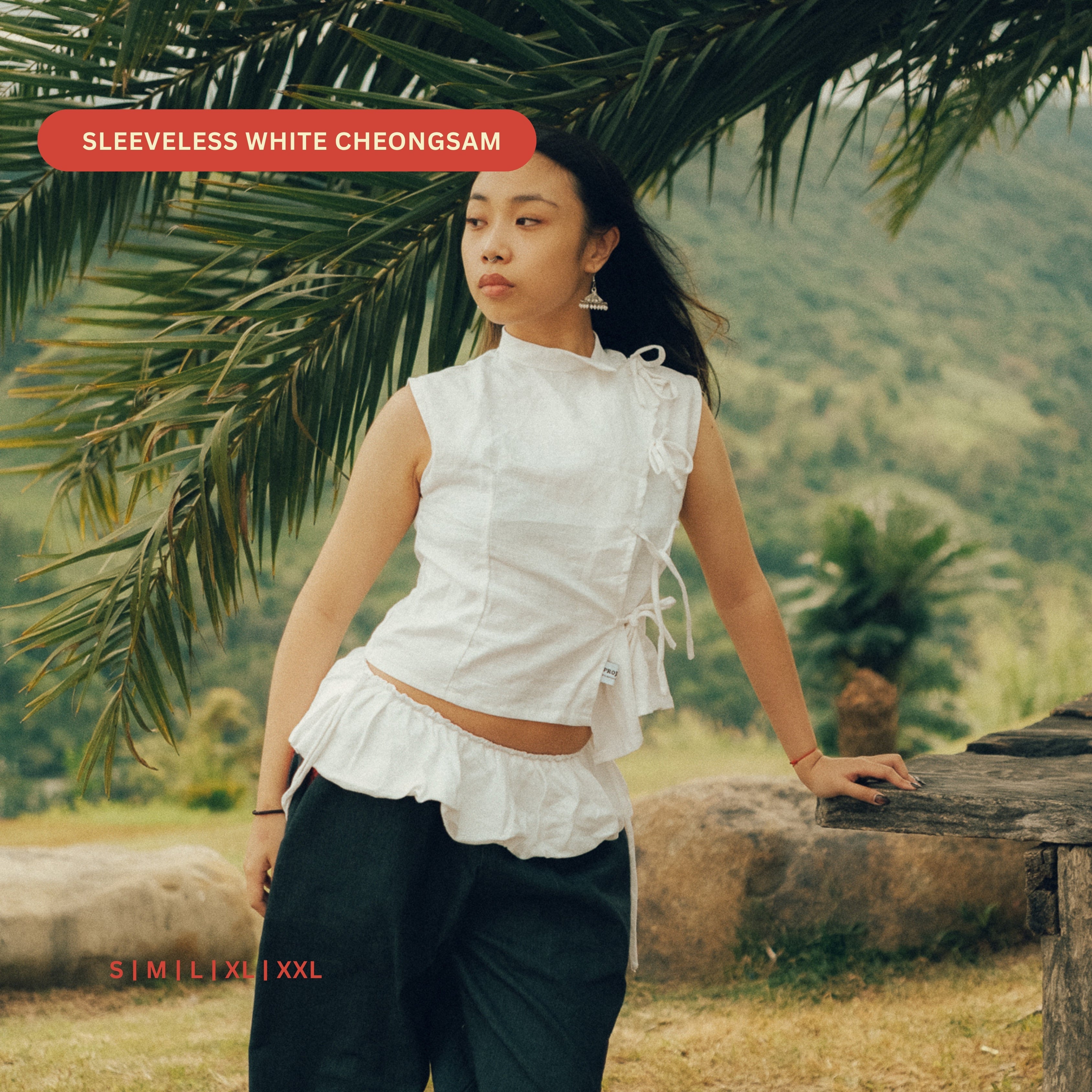 Sleeveless white cheongsam